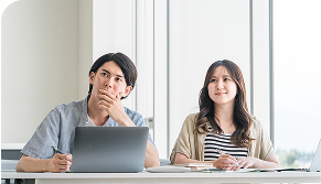 2人の学生が就職サポートを受けている様子