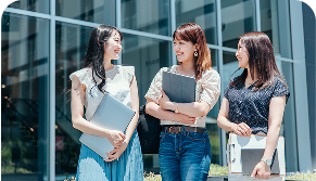 雑談している３人の女学生